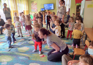 Niedźwiadki biorą udział w zabawach muzyczno-ruchowych.