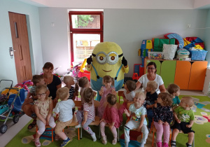 Grupa Niedźwiadków wraz z ciociami pozują do zdjęcia z gościem "Minionkiem".