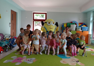 Grupa Niedźwiadków wraz z ciociami pozują do zdjęcia z gościem "Minionkiem".