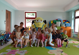 Grupa Niedźwiadków wraz z ciociami pozują do zdjęcia z gościem "Minionkiem".