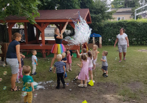 Pani tworzy ogromne banieczki dla wszystkich dzieci. Niedźwiadki z radością próbują je łapać.