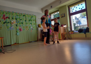 Chętne dziewczynki z przedszkola wraz z artystą podczas pokazu.