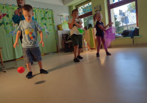 Troje chętnych dzieci z przedszkola podczas występu.