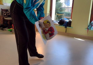 Artysta prezentujący ostatnią sztuczkę, polegająca na magicznym narysowaniu szkiców oraz wypełnieniem ich kolorami przy współpracy z wszystkimi dziećmi. Najpierw magik pokazał dzieciom ksiązkę z pustymi, białymi kartkami.