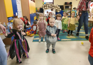 Dzieci z grupy Niedźwiadek podczas zabaw tanecznych na balu karnawałowym.