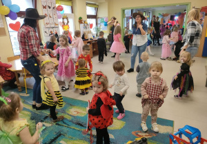 Dzieci z Niedźwiadka w trakcie zabaw tanecznych na balu karnawałowym.