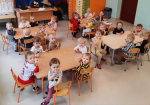 Dzieci z grupy Niedźwiadek podczas słodkiego poczęstunku z okazji tłustego czwartku.