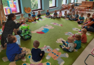 Niedźwiadki podczas zajęć edukacyjnych.