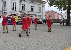 Występ dzieci z grupy tanecznej z MOK - u pod kierunkiem Pani Ewy Drzewieckiej.