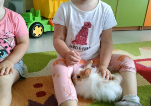 Marika z króliczkiem.