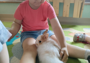 Laura z króliczkiem.
