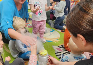 Niedźwiadki podczas warsztatów z suchego lodu.