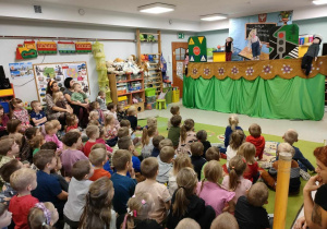 Dzieci podczas przedstawienia "Wesoła szkoła".