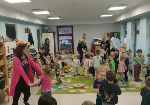 Wspólne zabawy taneczne prowadzone przez panią Justynę Skonieczka.