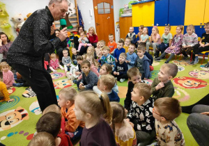 Pan Bogdan śpiewa dzieciom piosenkę.