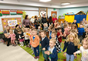 Radosne zabawy wtrakcie audycji muzycznej "Już Karnawał".