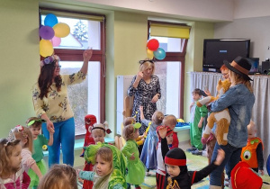 Bal karnawałowy z udziałem dzieci z Klubu Dziecięcego Niedźwiadek oraz Przedszkola Miejskiego Nr 1.