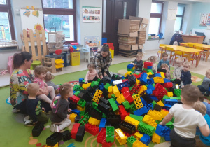 Dzieci z grupy "Niedżwiadek" podczas zajęć z klockami LEGO.