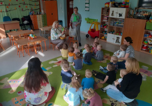 Dzieci z grupy "Niedźwiadek" podczas spotkania wielkanocnego z Panią Kierownik.