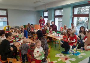 Dzieci z grupy "Niedźwiadek" wraz z rodzicami wykonują kartki świąteczne.